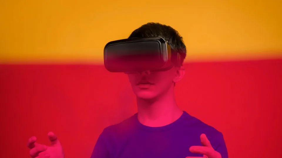 Persona utilizando un visor de realidad virtual